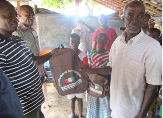 Don de fourniture scolaire aux élèves par la Coopérative Coopca-djouman