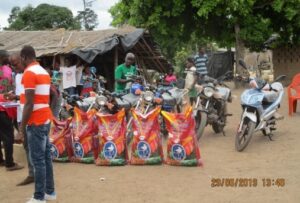 Cérémonie de remise des sacs de fertilisants bio-organiques à l’ensemble des producteurs.