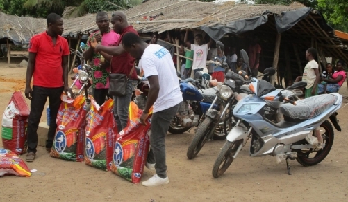 remise de don, produits fertilisants et engins